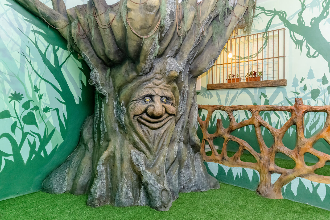 Árvore encantada com rosto sorridente no Bosque dos Sonhos